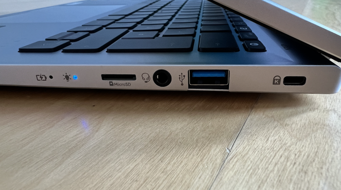 Auf beiden Seiten ist ein USB-A-Port vorhanden. (Quelle: Martin B&ouml;ckmann/Golem.de)